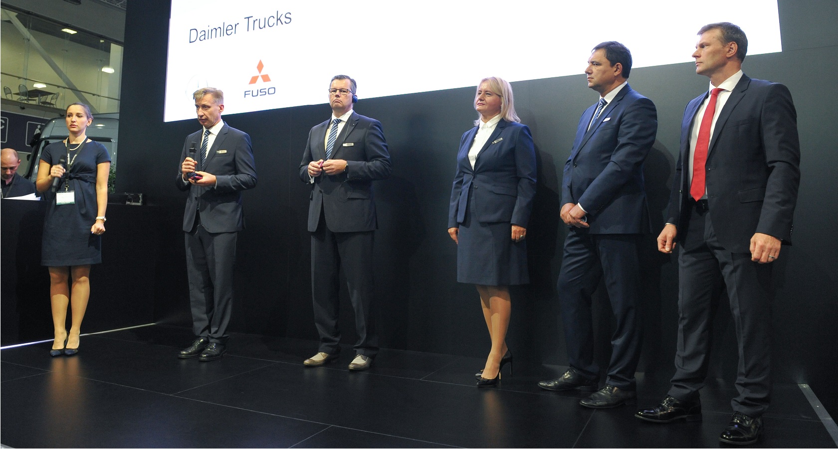 Совместная пресс-конференция Daimler и Fuso стала самой представительной: на стенде собрался весь цвет топ-менеджмента компаний (фото: ГиД / Денис Хуторецкий).