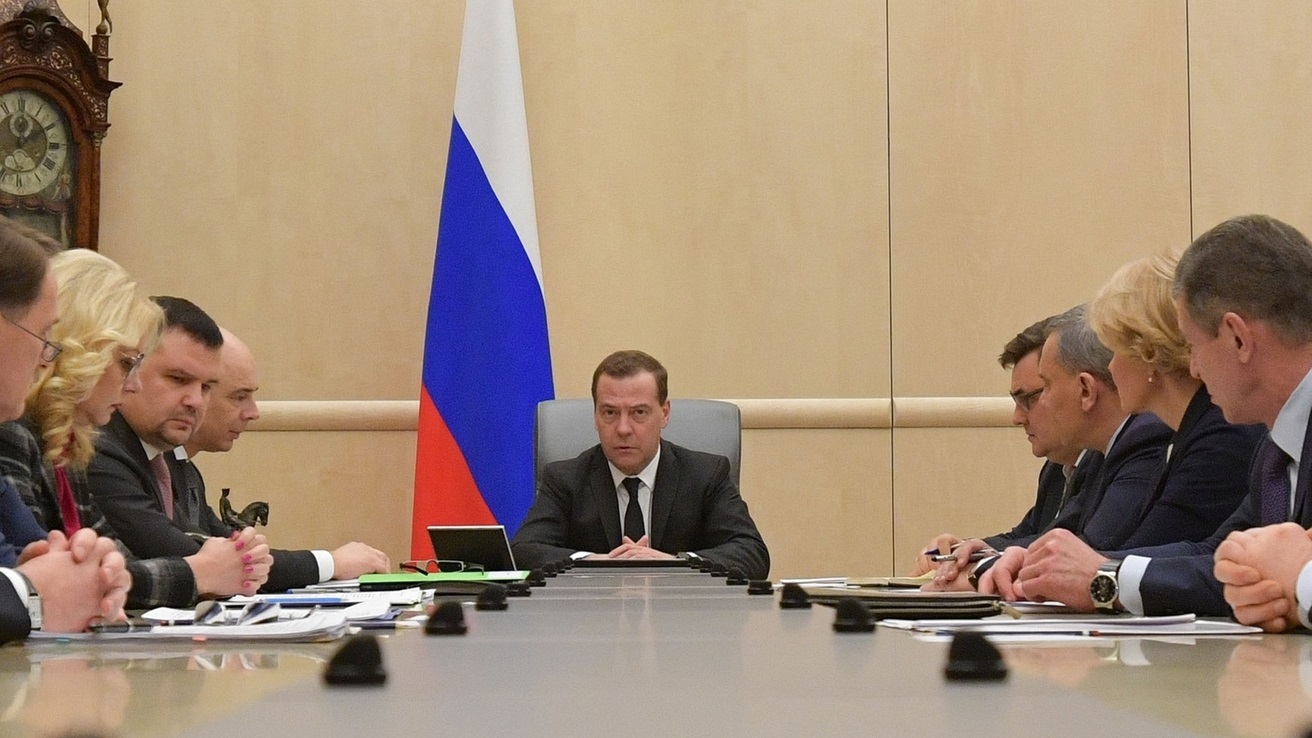 совещание Медведева в правительстве о росте цен на топливо