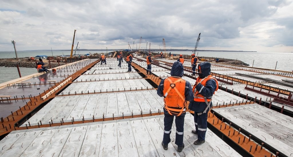 Строительство моста в Крым идет с опережением графика