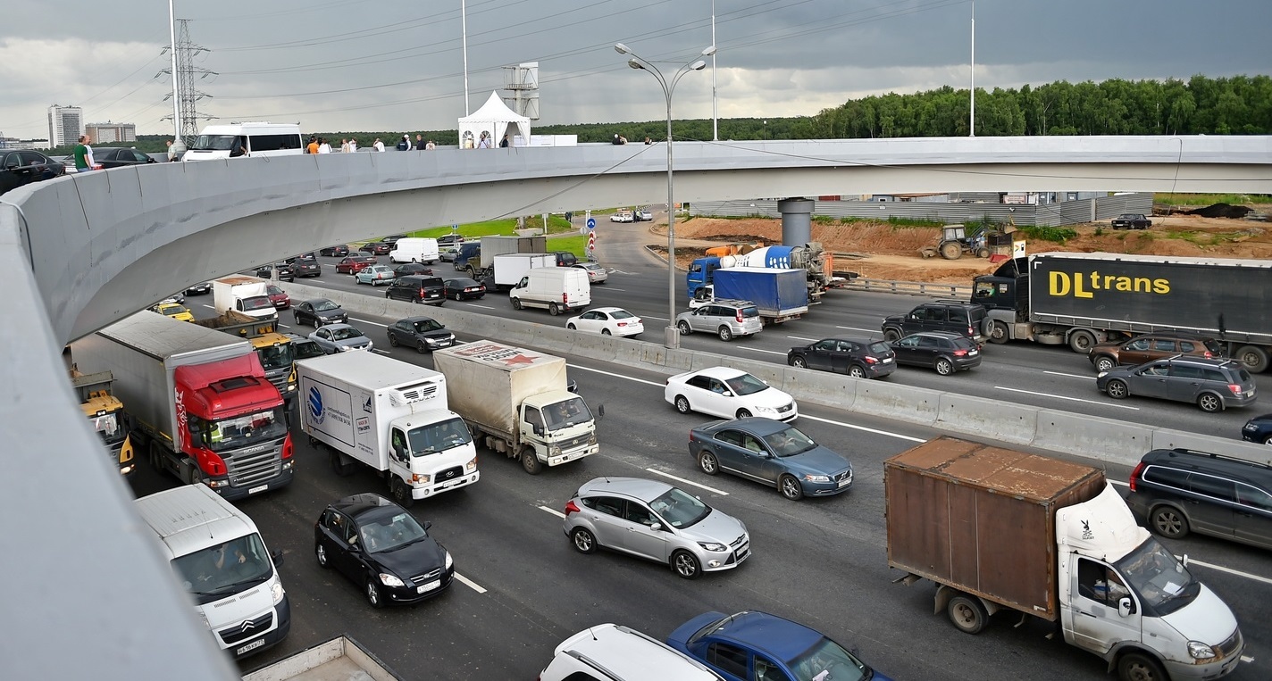Въезд грузового транспорта. Въезд на МКАД для грузовиков 2021. Ограничение движения грузовиков на МКАД. Фуры на МКАДЕ. Грузовики на МКАД ограничения.