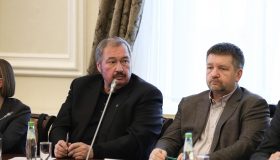 председатель МОЭС Борис Рыбак на слушаниях в Общественной палате