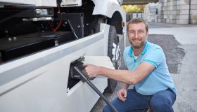заправка для грузовика на альтернативном топливе - электричестве