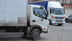 старые грузовики в городе